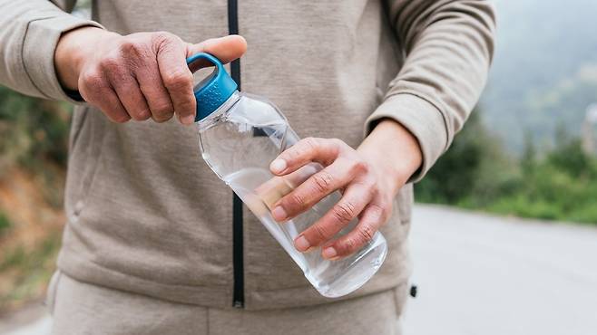 생활 습관이 무너진 다음날 회복을 위해 충분한 수면과 수분 섭취, 가벼운 운동을 하는 것이 도움이 된다 | 출처: 클립아트코리아