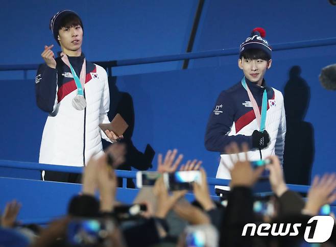 2018 평창 동계 올림픽 쇼트트랙 남자 500m에서 은메달을 획득한 황대헌(왼쪽)과 동메달을 딴 임효준. 2018.2.23 ⓒ 뉴스1 이재명 기자