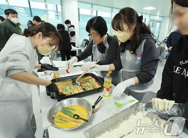 2설날 차례상을 준비하기위해 음식 준비를 하고 있다. ⓒ 뉴스1 DB 김태성 기자