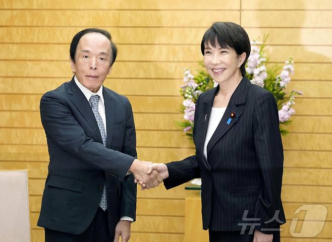 18일 다카이치 사나에 일본 총리가 도쿄의 총리 관저에서 우에다 가즈오 일본은행 총재와 회동하고 있다. 2025.11.18. ⓒ 로이터=뉴스1