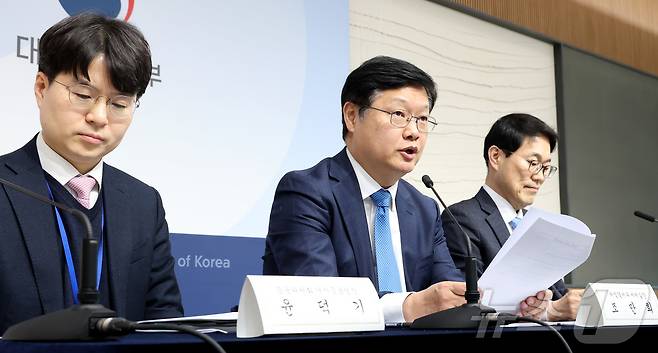 조만희 재정경제부 세재실장이 12일 세종시 정부세종청사에서 다주택자 양도소득세 중과 유예 종료 및 보완방안 관련 주요내용을 설명하고 있다. 2026.2.12 ⓒ 뉴스1 김기남 기자