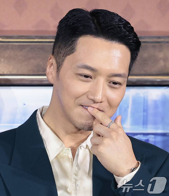 배우 변요한이 12일 오전 서울 강남구 코엑스 메가박스에서 열린 넷플릭스 영화 '파반느' 제작보고회에 참석해 문상민과의 키스신 질문을 받고 있다. '파반느'는 마음의 문을 닫고 살아가던 세 사람이 서로에게 빛이 되어주며 삶과 사랑을 마주하게 되는 영화이다. 2026.2.12 ⓒ 뉴스1 권현진 기자