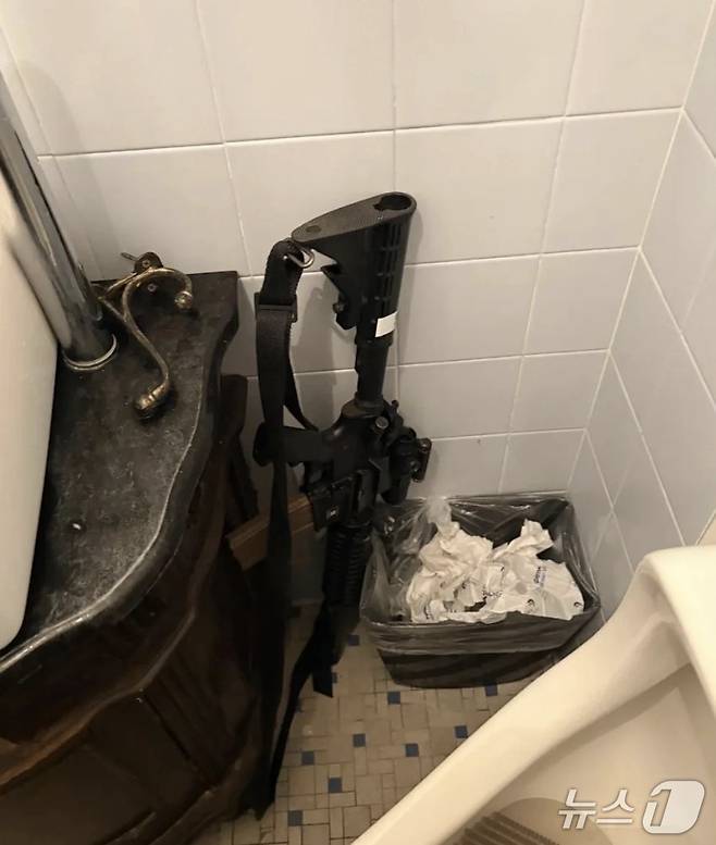 미국 루이지애나주 방위군이 화장실 사용 후 'M4 카빈 소총'을 두고 나가 논란이 되고 있다. (출처=엑스) 2025.2.12./뉴스1