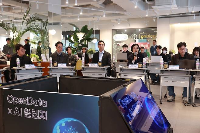 12일 서울 강남구 글로벌 스타트업 센터에서 열린 'OpenData(오픈데이터) X AI 챌린지 최종 선발 스타트업과의 소통 간담회' (중기부 제공)