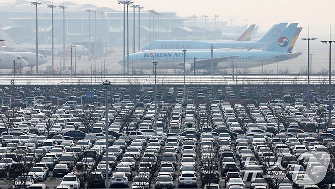 설 명절 연휴를 앞둔 12일 오전 인천국제공항 2터미널 장기주차장이 주차 차량으로 붐비고 있다. 최근 아시아나항공의 2터미널 이전과 설 연휴가 겹치면서 주차난이 예상되고 있다. 인천국제공항 주차 예약 시스템에 따르면 오는 13일부터 18일까지 제1·2여객터미널 사전예약 주차면 2316면이 모두 예약이 완료됐다. 2026.2.12 ⓒ 뉴스1 최지환 기자