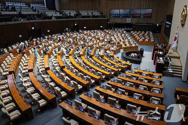 12일 서울 여의도 국회에서 열린 제432회 국회(임시회) 제7차 본회의에서 국민의힘 의원들이 불참, 의원석이 비어 있다. 2026.2.12 ⓒ 뉴스1 유승관 기자