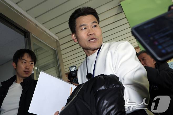 이재명 대통령과 김현지 청와대제1부속실장에 대한 허위 사실을 유포한 혐의로 고발된 한국사 강사 출신 보수 유튜버 전한길 씨가 12일 오전 서울시 동작구 노량진로 서울경찰청 형사기동대로 피의자 신분 첫 소환 조사에 출석했다. 2026.2.12 ⓒ 뉴스1 박정호 기자