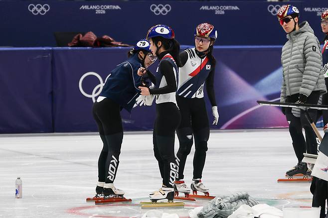 11일(현지시간) 이탈리아 밀라노 아이스스케이팅 아레나에서 쇼트트랙 최민정과 이소연이 훈련 중 김길리의 상태를 확인하고 있다. 김길리는 전날 쇼트트랙 혼성계주 준결승에서 앞서 달리던 미국의 커린 스토더드가 넘어지며 충돌했다. 사진 | 밀라노=연합뉴스