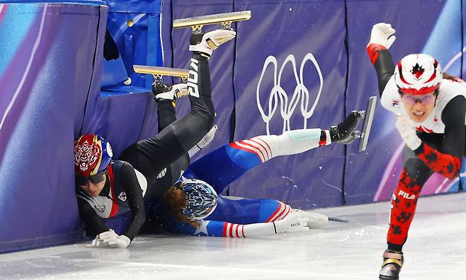 10일(현지시간) 이탈리아 밀라노 아이스스케이팅 아레나에서 열린 2026 밀라노·코르티나담페초 동계올림픽 쇼트트랙 혼성계주 준결승에서 한국 김길리가 미국 선수에 의해 넘어지고 있다. 사진 | 밀라노=연합뉴스