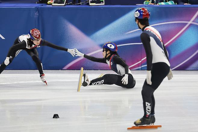 10일(현지시간) 이탈리아 밀라노 아이스스케이팅 아레나에서 열린 2026 밀라노·코르티나 동계올림픽 쇼트트랙 혼성계주 준결승에서 미국 선수에 걸려 넘어진 한국 김길리가 다음 주자 최민정과 터치하고 있다. 사진 | 밀라노=연합뉴스