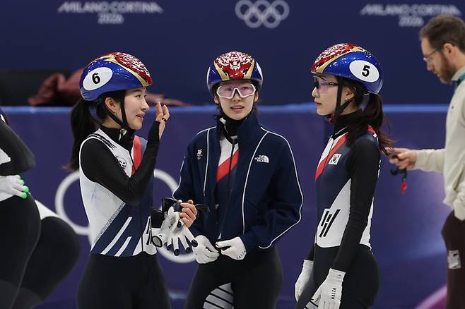 11일(현지시간) 이탈리아 밀라노 아이스스케이팅 아레나에서 쇼트트랙 최민정과 이소연이 훈련 중 김길리의 상태를 확인하고 있다. 김길리는 전날 쇼트트랙 혼성계주 준결승에서 앞서 달리던 미국의 커린 스토더드가 넘어지며 충돌했다. 사진 | 밀라노=연합뉴스