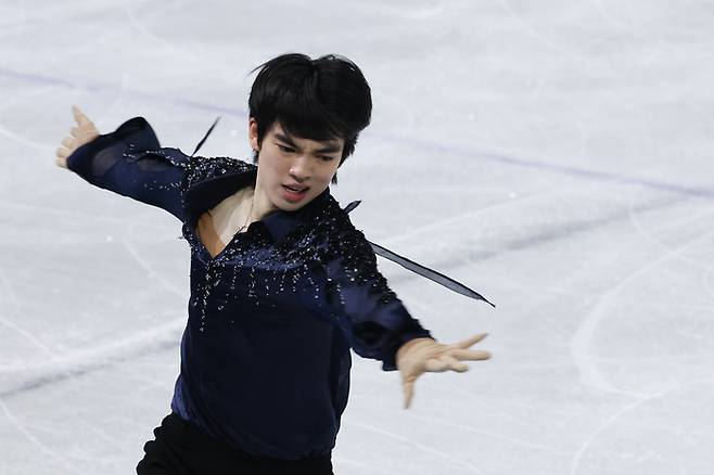 10일(현지시간) 이탈리아 밀라노 아이스스케이팅 아레나에서 열린 2026 밀라노·코르티나 동계올림픽 남자 싱글 쇼트 프로그램에 출전한 차준환이 연기를 펼치고 있다. 사진 | 밀라노=연합뉴스