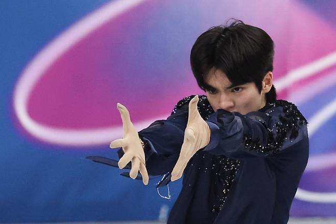 10일(현지시간) 이탈리아 밀라노 아이스스케이팅 아레나에서 열린 2026 밀라노·코르티나 동계올림픽 남자 싱글 쇼트 프로그램에 출전한 차준환이 연기를 펼치고 있다. 사진 | 밀라노=연합뉴스