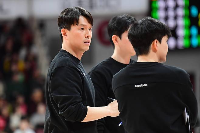 삼성 김효범 감독이 29일 안양 정관장 아레나에서 열린 2025~2026 LG전자 프로농구 4라운드 정관장전을 코치들과 함께 지켜보고 있다. 사진 | KBL