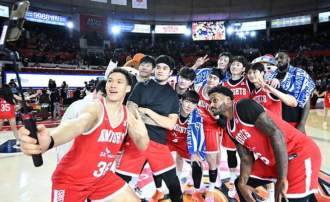 서울 SK 선수단. 사진 | KBL