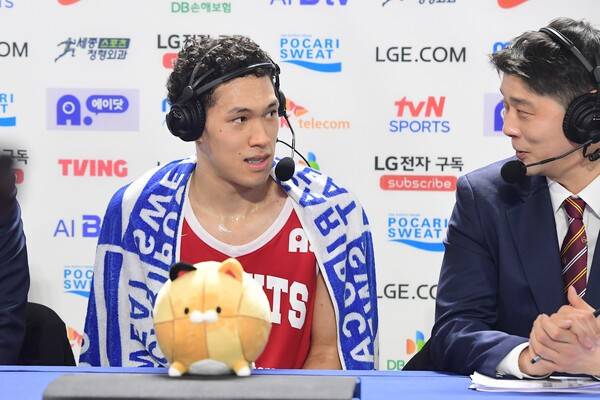 경기 후 인터뷰를 갖는 서울 SK 에디 다니엘. /사진=KBL