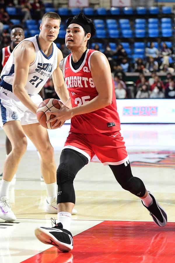 돌파하는 SK 톨렌티노. /사진=KBL