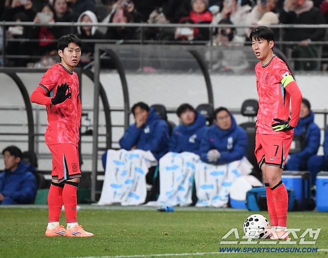 18일 서울월드컵경기장에서 열린 한국과 가나의 축구대표팀 평가전.   이강인과 손흥민이 프리킥을 준비하고 있다. 상암=정재근 기자 cjg@sportschosun.com/2025.11.18/