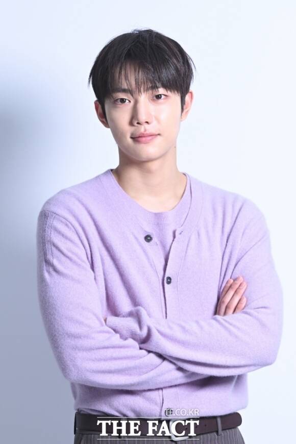 배우 조준영이 9일 오후 서울 마포구 상암동 <더팩트> 사옥에서 인터뷰에 앞서 포즈를 취하고 있다. /서예원 기자