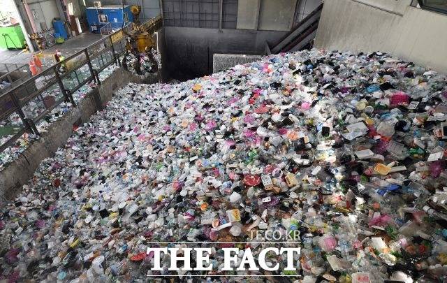 기후에너지환경부는 12일 정부서울청사에서 수도권 3개 시·도와 직매립 금지 제도 안정적 이행 방안을 논의하고, 공공소각시설 확충사업에 ‘패스트트랙’을 적용해 통상 12년가량 소요되던 설치기간을 최대 8년6개월로 단축하기로 했다. 사진은 수도권 매립지. / 더팩트 DB