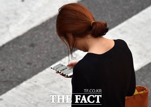 방송미디어통신위원회는 PC, 스마트폰 화면에서 콘텐츠의 일부 또는 전부를 가리는 사각형 광고, 이른바 '플로팅광고'의 삭제를 제한해 이용자들에게 불편을 끼치는 부가통신사업자에 대한 사실조사를 진행한다. /더팩트 DB