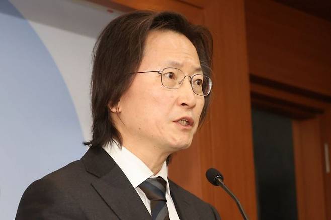 설탕 제조판매 사업자의 담합사건 심의결과를 설명하는 주병기 공정거래위원장. 연합뉴스.