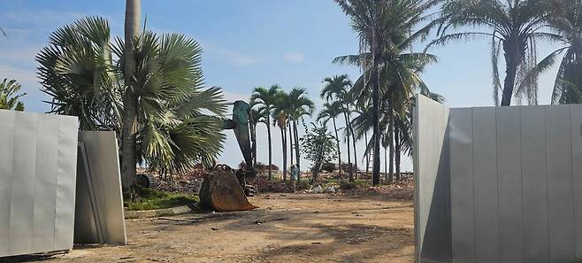 빗썸이 개발하는 베트남 호이안의 리조트 부지. 방치된 건물의 철거 작업이 진행되고 있다. /구글 리뷰 캡처.