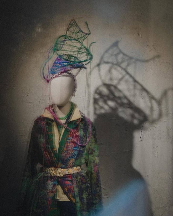 주요 수출품이던 실을 노동자의 상징으로 삼아 구로 시장의 활력을 표현한 작업물.