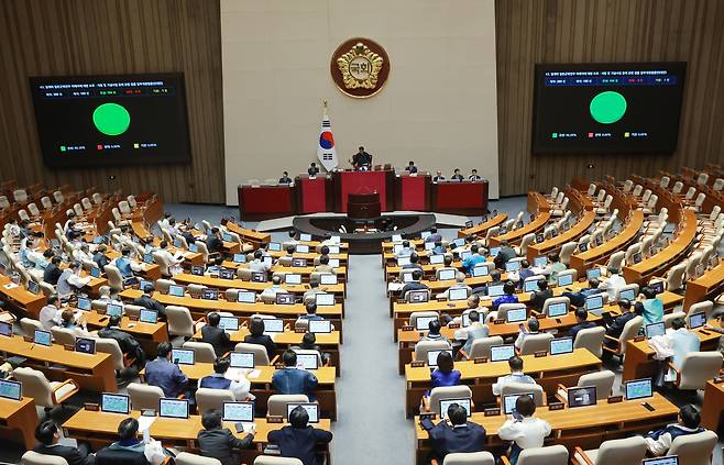 12일 국회에서 열린 2월 임시국회 본회의에서 일제하 일본군위안부 피해자에 대한 보호·지원 및 기념사업 등에 관한 법률 일부개정법률안(대안)이 통과되고 있다. 이날 국민의힘은 전날 법제사법위원회에서 여당 주도로 처리된 사법개혁안에 반발해 본회의와 상임위에 불참했다. 연합뉴스