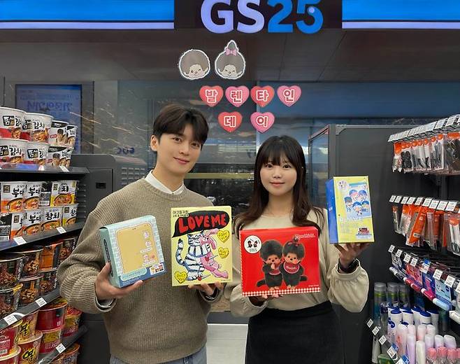 모델들이 GS25에서 선보이는 밸런타인데이 선물세트를 들고 포즈를 취하고 있다.ⓒGS25