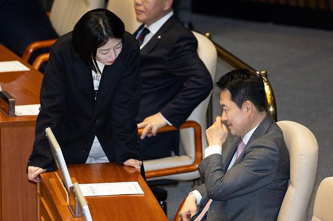 장동혁 국민의힘 대표와 배현진 의원이 9일 서울 여의도 국회에서 열린 제432회 국회(임시회) 제4차 본회의에서 대화하고 있다. 2026.2.9 뉴스1
