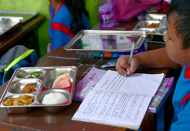 프라보워 대통령의 대표 대선공약이었던 무상급식이 지난해부터 시작됐다. 학생과 유아, 임신부 등 총 8290만명에 매일 한끼를 무상으로 제공한다는 목표다. 올해 무상급식 예산은 335조 루피아(29조원)로, 전체 정부 예산의 10%에 달한다. 프라보워 대통령 공식 SNS