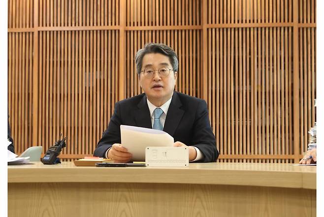 김동연 경기도지사가 12일 오후 특사경 담당자 등 실무진과 함께 부동산 투기 및 담합 특별대책회의를 하고 있다. 경기도 제공