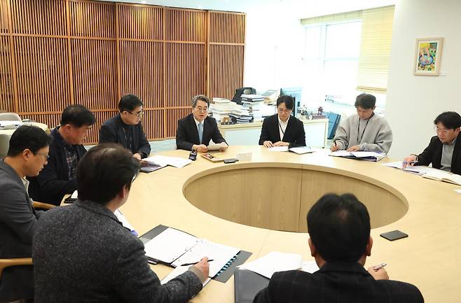 김동연 경기도지사가&nbsp;12일 오후&nbsp;특사경 담당자 등&nbsp;실무진과 함께 부동산 투기 및 담합 특별대책회의를 하고 있다. 경기도 제공