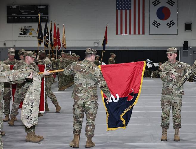 12일 오전 경기도 동두천시 캠프 케이시에서 열린 미2사단/한미 연합사단 순환 배치 부대 임무 교대식에서 미2사단 제2스트라이커 전투여단이 부대기를 펼치며 임무 시작을 알리고 있다. 이날 미4사단 제1스트라이커 전투여단과 교대한 이들은 9개월 동안 한반도에서 임무를 수행한다. 동두천=양회성 기자 yohan@donga.com