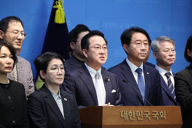 이재명 대통령 사건 공소취소·국정조사 추진 의원모임 상임대표인 박성준 더불어민주당 의원이 12일 오전 서울 여의도 국회 소통관에서 열린 이재명 대통령 사건 공소취소·국정조사 추진 의원모임 출범 기자회견에서 발언을 하고 있다. 2026.02.12. 뉴시스