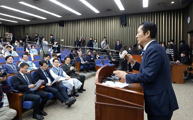 12일 서울 여의도 국회에서 열린 더불어민주당 의원총회에서 정청래 대표가 모두발언하고 있다. 2026.2.12/뉴스1