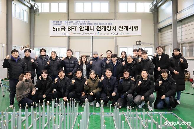 지난달 위성용 대형 안테나 전개 시스템 시험에 참가한 관계자들이 기념사진을 촬영하고 있다.