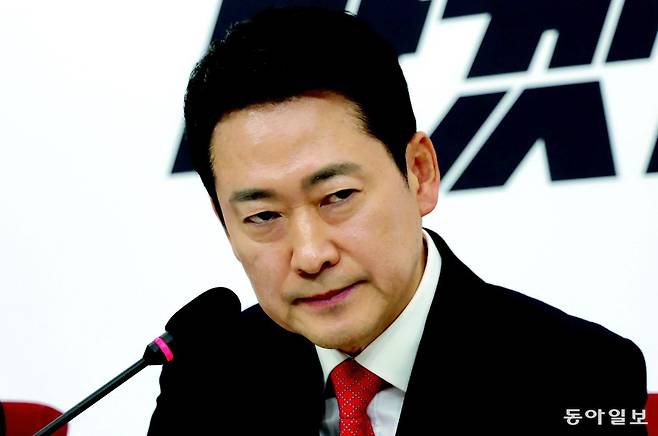 국민의힘 장동혁 대표가 12일 서울 여의도 국회에서 기자회견을 열고 이재명 대통령과의 오찬 회동 불참을 발표하고 있다. 회동을 1시간여 앞둔 시점에서 불참 의사를 표현한 장 대표는 “부부 싸움하고 둘이 화해하겠다고 옆집 아저씨 불러놓는 꼴이라는 것을 충분히 알고 있었다”며 불쾌한 심경을 밝혔다. 박형기 기자 oneshot@donga.com