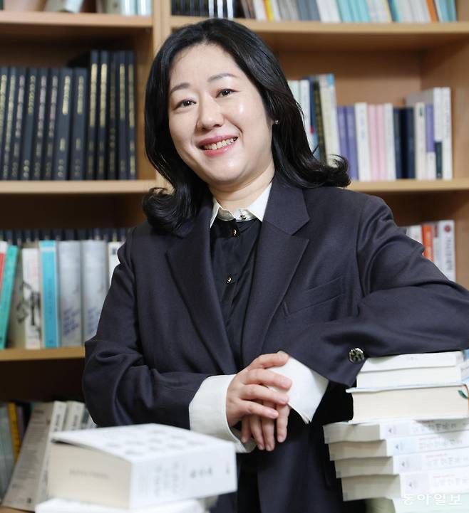 나민애 서울대 교수는 “표현의 한계가 결국 마음과 생각의 한계까지 결정짓는다”며 “시나 소설을 읽으며 더 좋은 단어와 문장을 즐기는 이들이 많아지도록 자꾸 ‘책 읽읍시다’ 말하는 역할을 해나갈 것”이라고 말했다. 
신원건 기자 laputa@donga.com