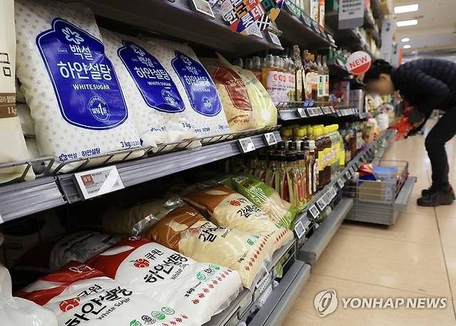 12일 서울시내 한 대형마트에 설탕이 진열되어 있다. 연합뉴스
