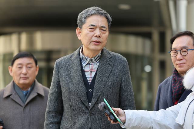 이른바 ‘대장동 50억 클럽’ 의혹 제기 이후 국민의힘을 탈당한 무소속 곽상도 전 국회의원이 지난 2월 6일 서울 서초구 서울중앙지방법원에서 열린 1심 선고를 마친 후 입장을 밝히고 있다. 이날 법원은 ‘대장동 50억 클럽’ 관련 범죄 수익을 은닉한 혐의를 받는 곽 의원에 대한 공소를 기각했다.[공동취재·연합뉴스 사진]