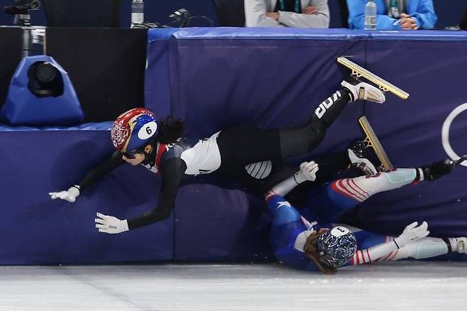 2026 동계올림픽 쇼트트랙 혼성 계주 준결승에서 미국 커린 스토더드와 충돌한 김길리 선수. 연합뉴스