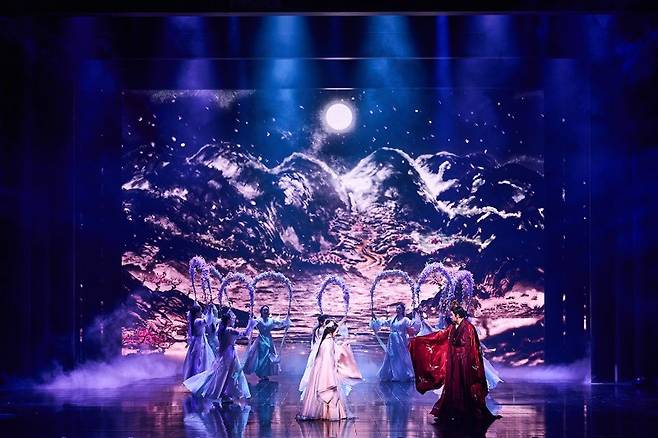 2026 뮤지컬 '몽유도원' 공연 사진. 아랑과 도미를 연기하는 배우들. 에이콤 제공