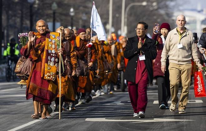 ‘평화를 위한 걷기(Walk for Peace)’에 참여한 테라바다(상좌부) 불교 승려들이 11일(현지시각) 미국 워싱턴 미 의회 의사당 앞을 지나 행진하고 있다. 워싱턴/EPA 연합뉴스