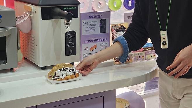 편의점 씨유 디저트파크점 내에 있는 디아이와이존. 빵을 사면 생크림 등 각조 토핑이 무료다. 서혜미 기자