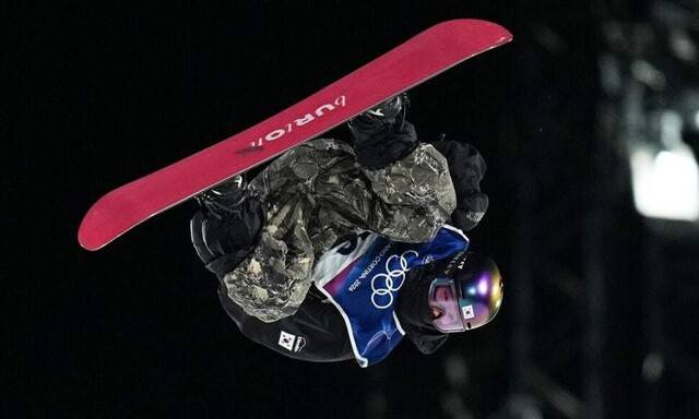 유승은이 9일(한국시각) 이탈리아 리비뇨 스노파크에서 열린 2026 밀라노·코르티나담페초 겨울올림픽 스노보드 여자 빅에어 예선에서 공중회전을 하고 있다. 리비뇨/AP 연합뉴스