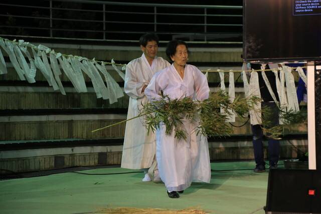 2015년 전남 진도 국립국악원에서 어머니 고 박정녀 선생과 조웅석씨가 능주굿을 하고 있다.          능주씻김굿보존회 제공