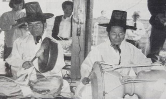 장구를 치고 있는 조웅석씨의 아버지 고 조계남 선생(오른쪽).      능주씻김굿보존회 제공