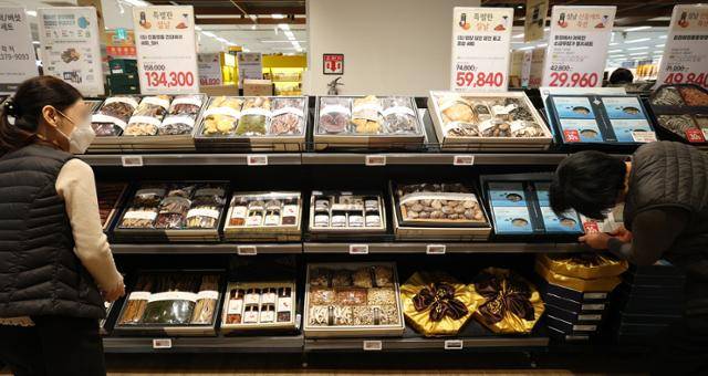 설 명절 연휴를 앞둔 10일 서울 시내의 한 대형마트에서 직원들이 설 선물세트를 정리하고 있다. 뉴스1